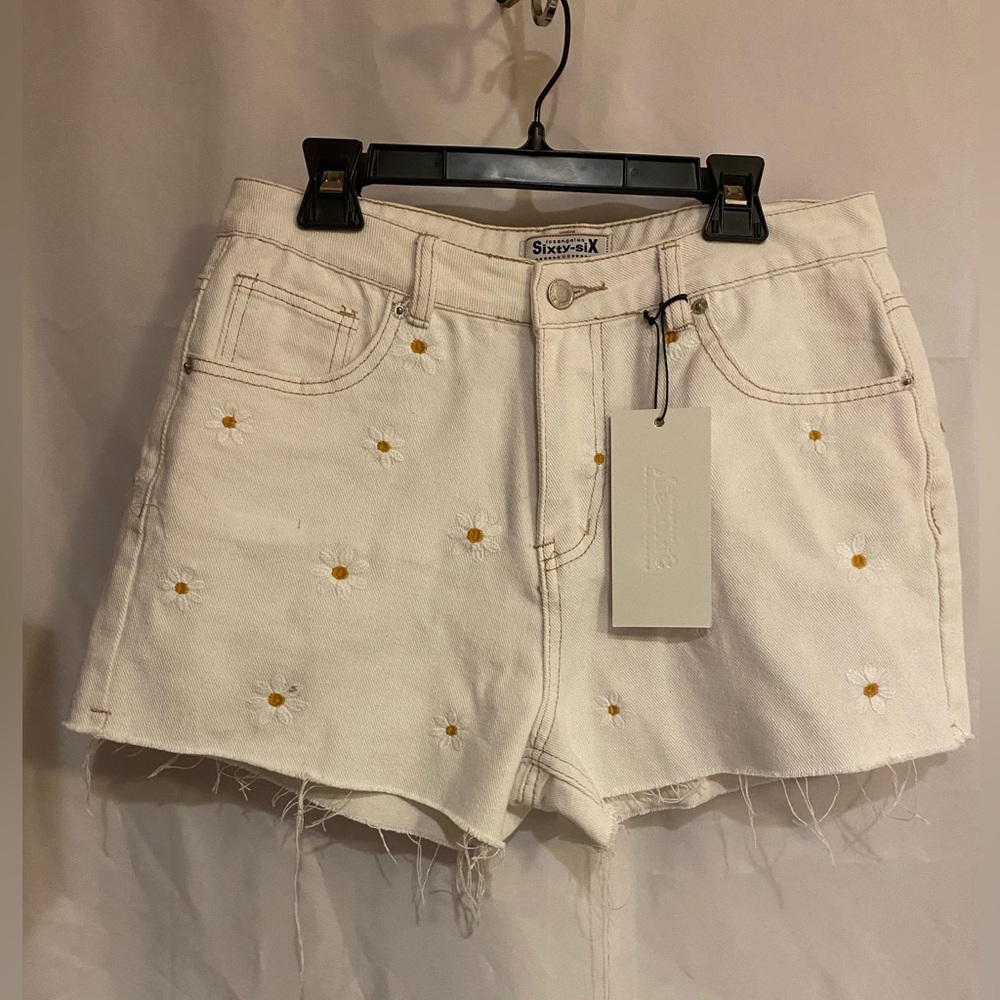 Jean shorts with embroidered daisies